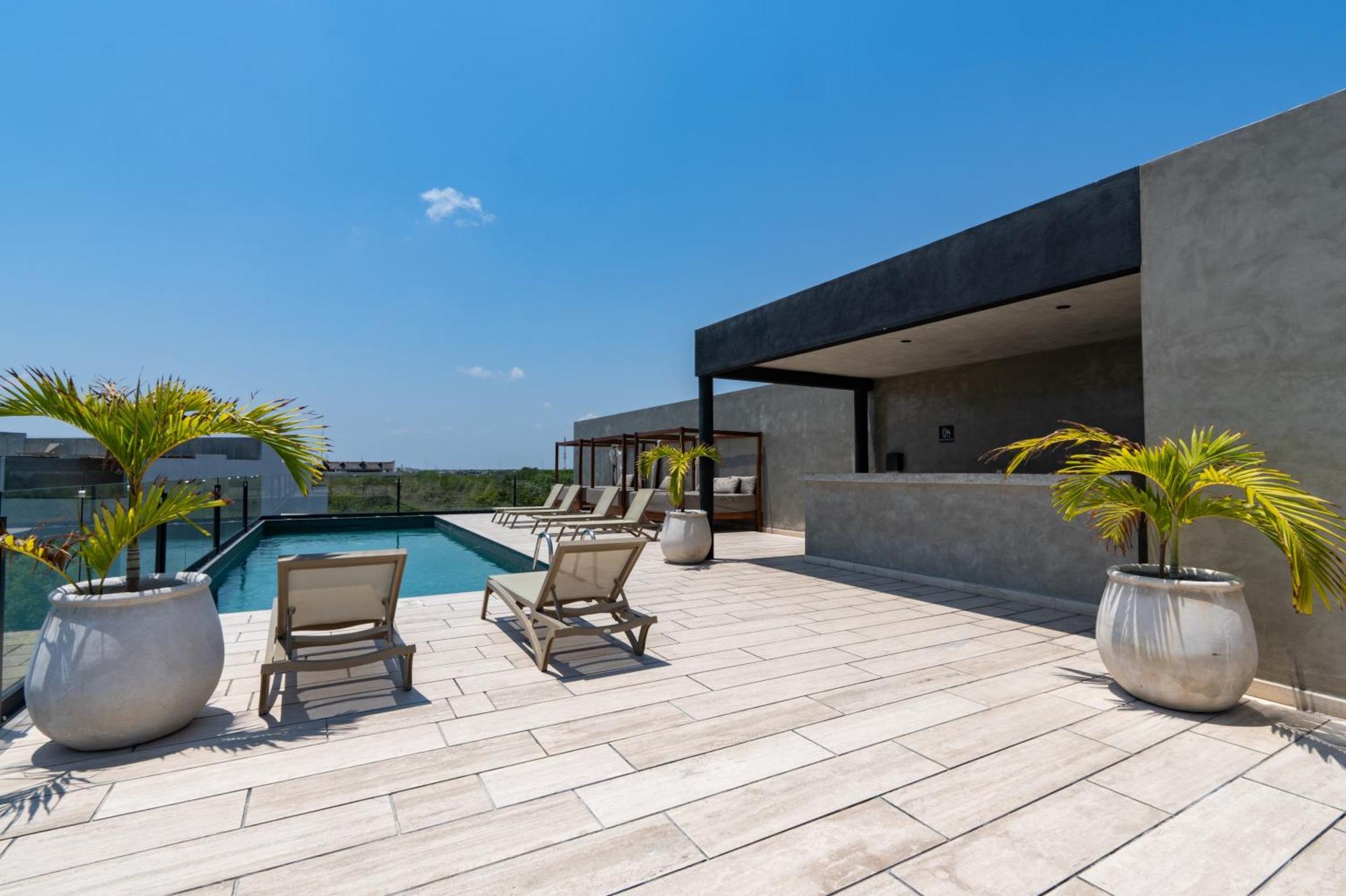 Luxury With Balcony And Rooftop Pool In Location
