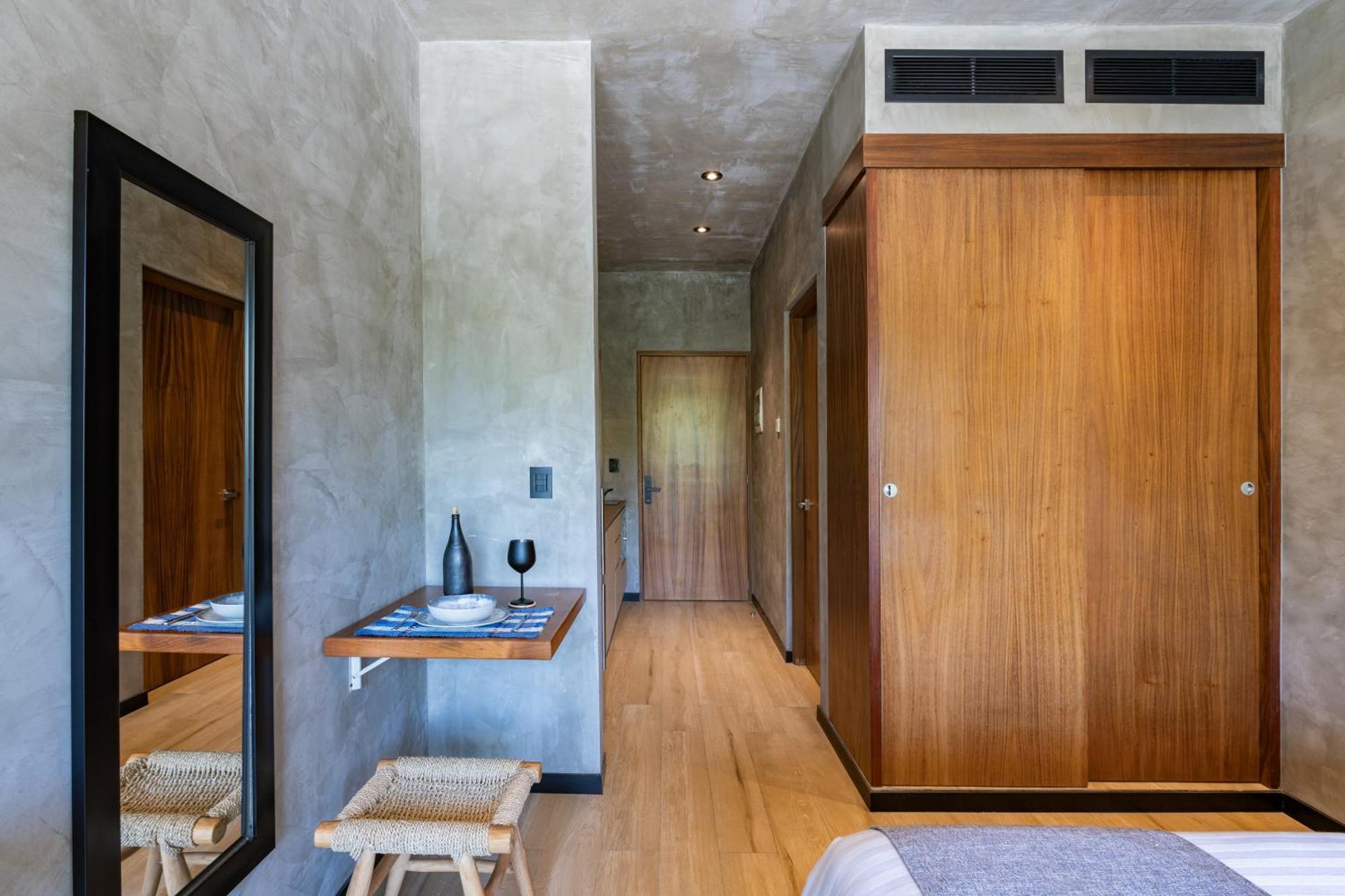 Luxury With Balcony And Rooftop Pool In Location *